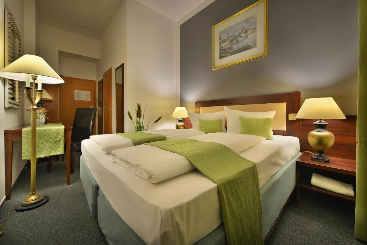 Prague Season Three Stars Hotel Kültér fotó